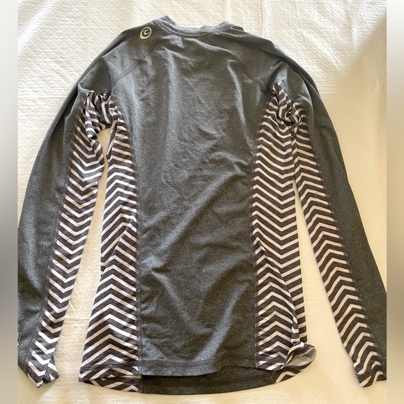 🎄2 / $27. 🎄Rip-curl size XS long sleeved workout grey & white top. - Picture 4 of 5